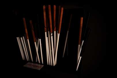 Bereitstehende Blindenstöcke