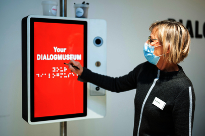 Geschäftsführerin Klara Kletzka am Touchscreen im Foyer