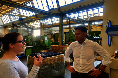 Natalia Franz vor Ort im Gespräch mit Thomas Fischer, Geschäftsführer bei OMS in Cornberg. Natalia Franz vor Ort im Gespräch mit Thomas Fischer, Geschäftsführer bei OMS in Cornberg.