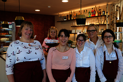 Freuen sich auf die Gäste im Café Sammeltasse (v.l.): Servicekraft Esther Medini, Petra Dotterwei Gruppenfoto der Café-Leiterin und der Servicekräfte