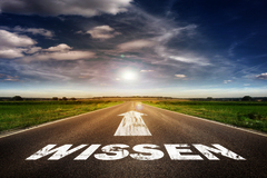 Information zum Kursprogramm (Foto: fotolia) Auf einer asphaltierten Straße steht das Wort "Wissen"