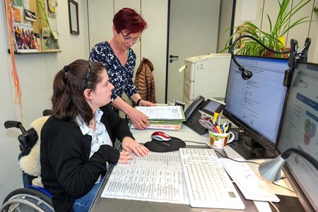 Julia Steinbach mit ihrer Arbeitsassistentin Eva Janek