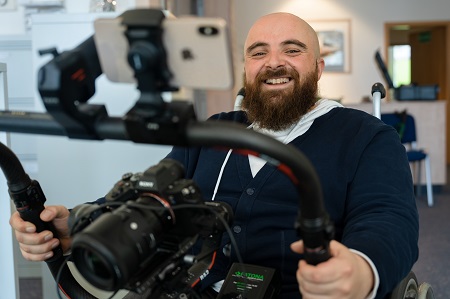 Orhan Kaygisiz beim Arbeiten