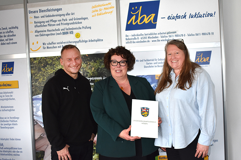 Bescheidübergabe (v.l.): Thomas Müller, Technische Leitung der iba gGmbH, LWV-Landesdirektorin Susanne Simmler und iba-Betriebsleiterin Sabine Schlag. Foto: iba gGmbH