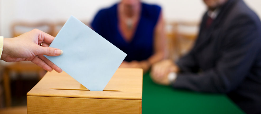 Einwurf der Wahlunterlagen in die Wahlurne (Foto: depositphotos)