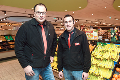 Dennis Steinbrecher mit seinem Chef im Lebensmittelmarkt