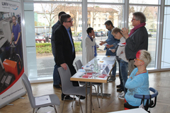 Das LWV Hessen Integrationsamt mit interessierten Teilnehmern in Obertshausen (Foto: VdK Hessen-Thüringen).